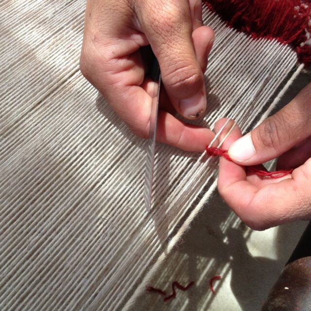 絨毯の織り方。一目一目結びながら織っていきます。根気のいる作業❣

#絨毯#ギャッベ#インテリアプラザ加納#鳥取#鳥取市#倉吉#米子#gabbeh#一点物#インテリア#家具